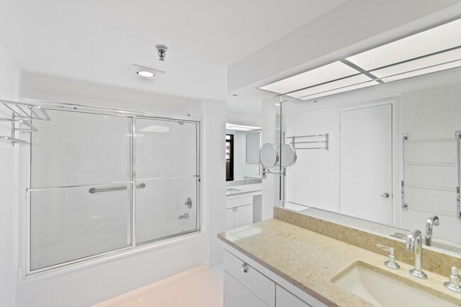 Building Photo - 123 Lakeshore Dr