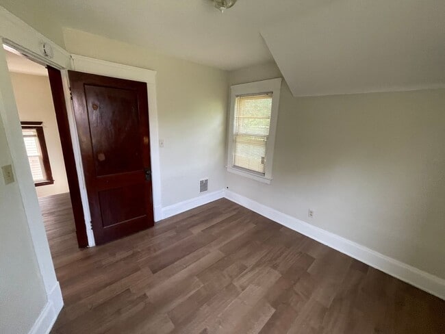 Building Photo - Section 8 Accepted! Spacious Newly Renovat...
