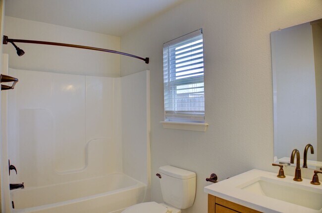 Building Photo - Coming Soon! 3 bed/2 bath!