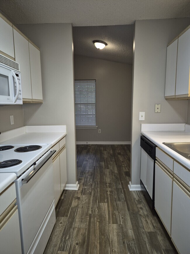 Building Photo - 2092 S Sherwood Dr