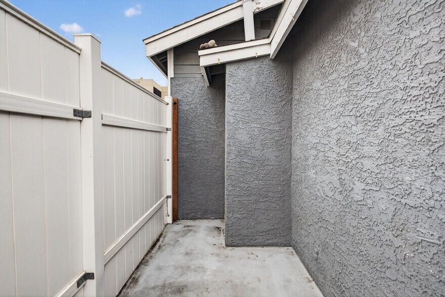 Building Photo - 533 E 11th St