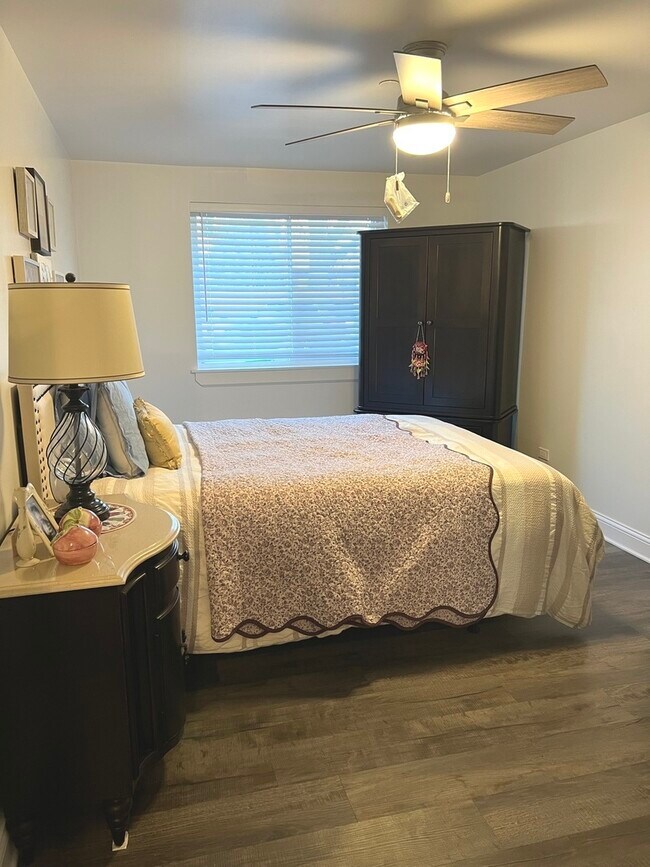 Building Photo - 8812 Briar Ct