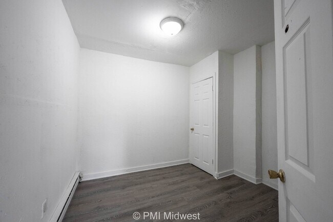 Building Photo - "Charming Duplex Retreat: Spacious 2-Bedro...