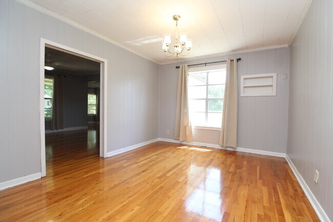 Building Photo - Molino 2/1 Cottage with Hardwood Floors, Sunroom & Carport