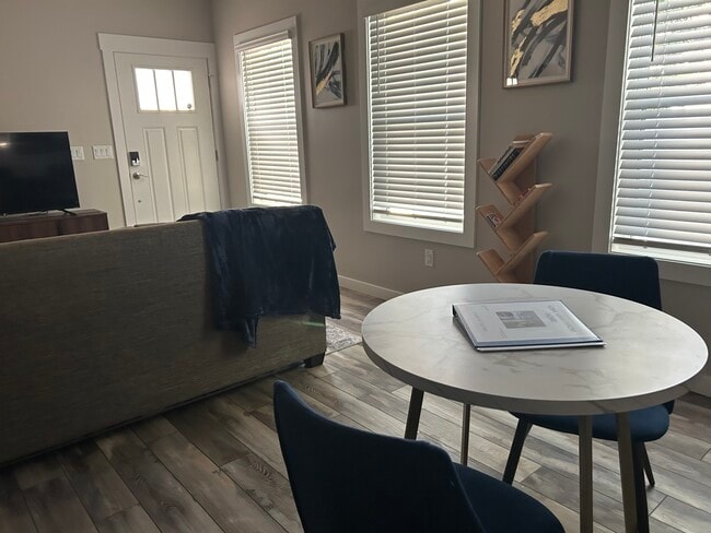 Building Photo - 617 E 3rd St