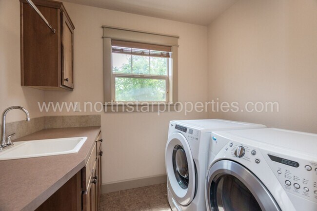 Building Photo - Charming SE Portland Craftsman