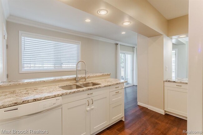 Building Photo - 1610 Yosemite Blvd