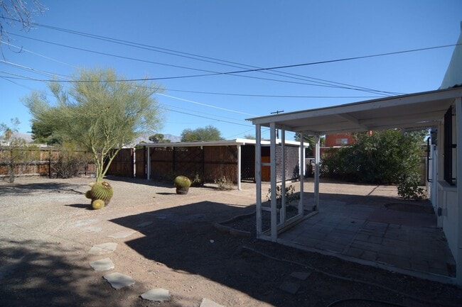 Building Photo - Charming 2 Bedroom 1 Bath Home! Close to the UofA!