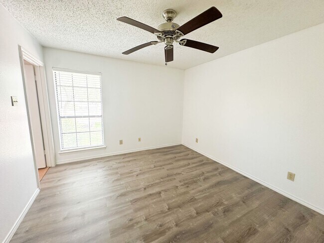 Building Photo - 16301 Ledgemont Ln