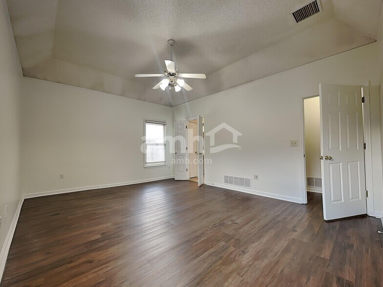 Building Photo - 9270 Chimneyrock Blvd