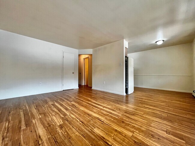 Interior Photo - Emigh1001 (KC-AM)