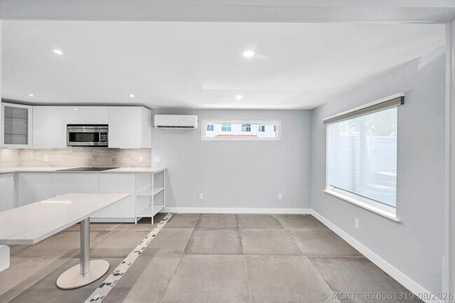 Building Photo - 828 NE 17th Way