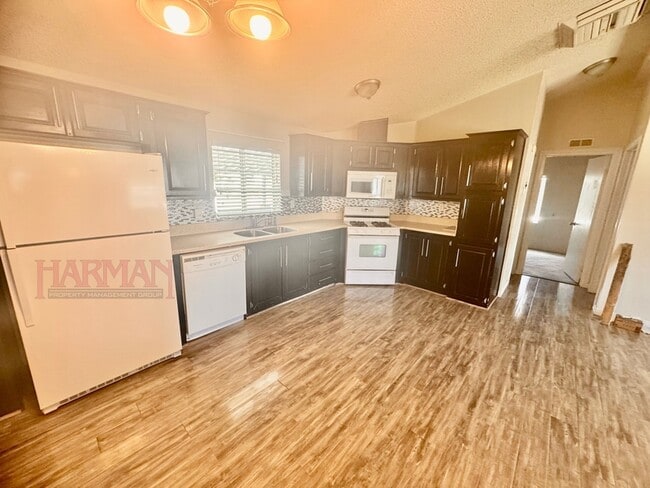 Building Photo - 863 Artesia Rd