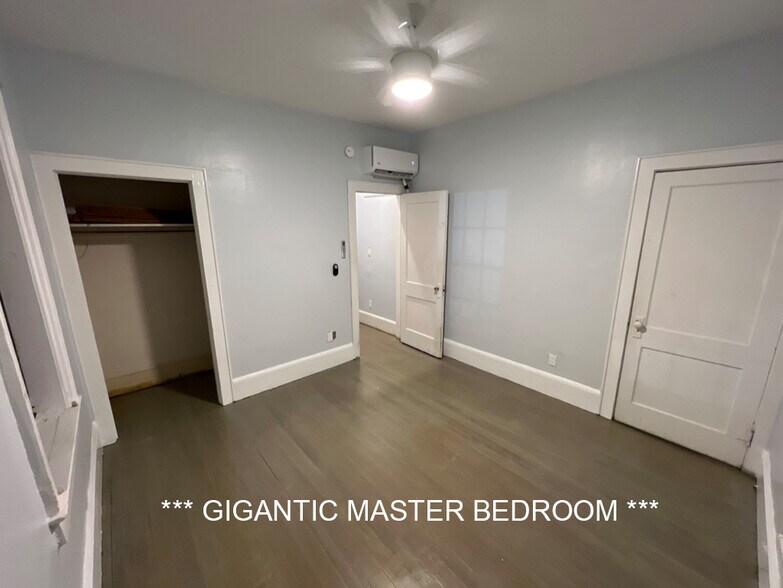 #1 Master Bedroom / High ceilings - 506 Silver Beach Ave