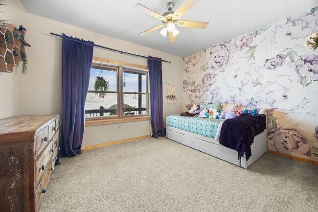 Building Photo - Spacious 6-bedroom, 4.5-bathroom home is i...