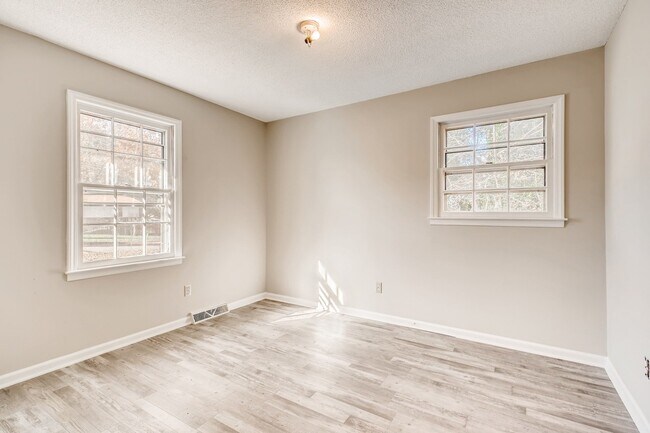 Building Photo - 204 Newbold St