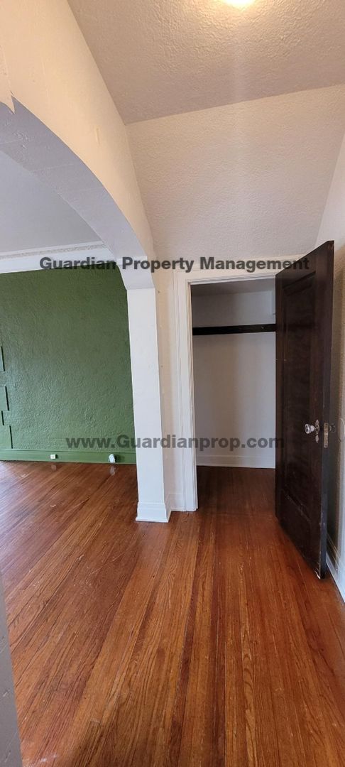 Building Photo - South Minneapolis duplex with garage parking