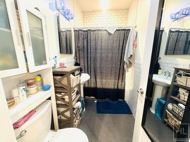 Building Photo - Gorgeous 1 Bedroom in Striver's Row Histor...