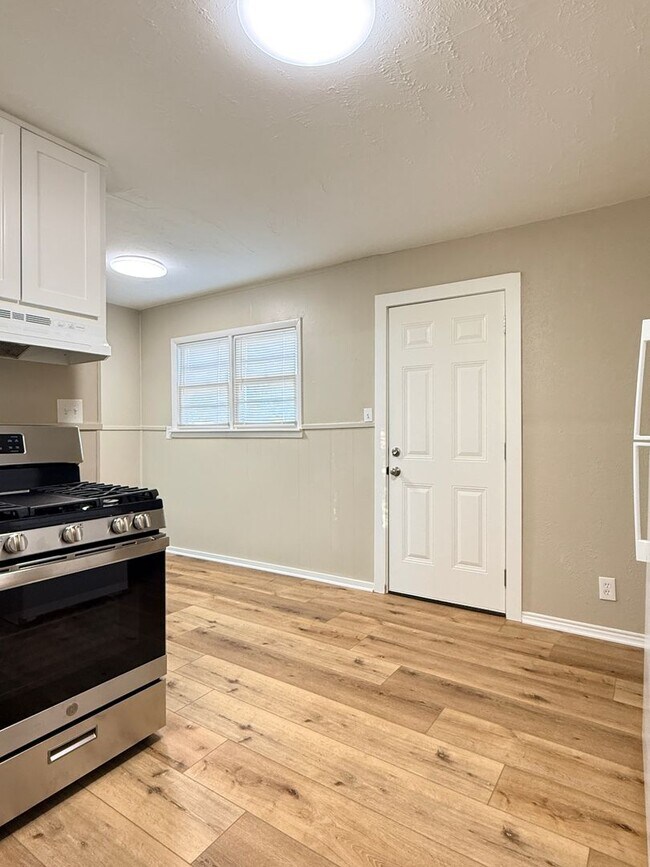 Building Photo - 1 Bedroom 1 Bath - Updated