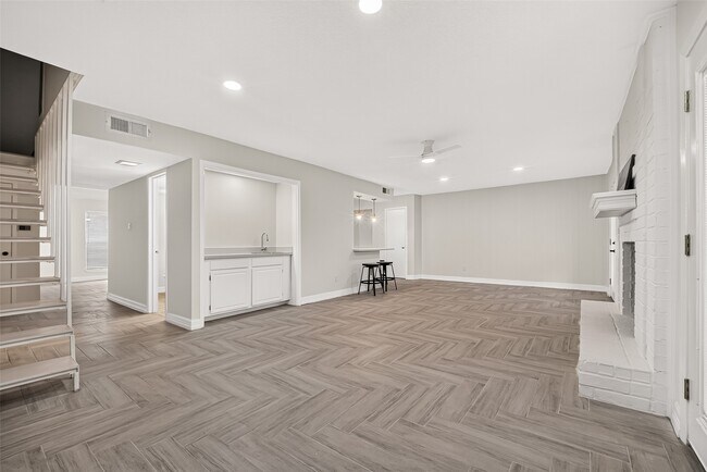 Building Photo - 10383 Briar Forest Dr