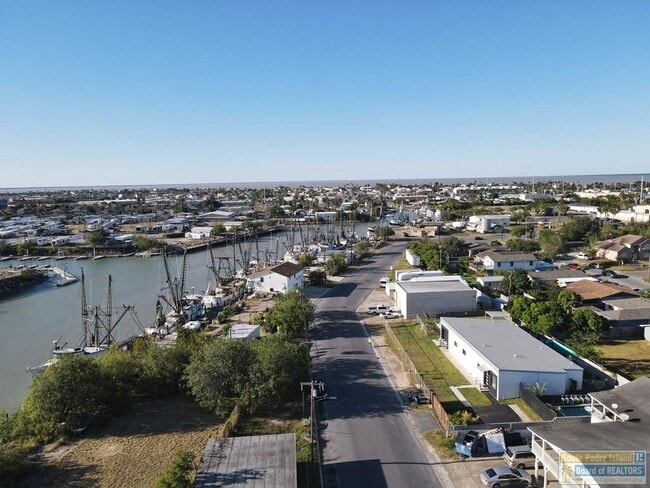 Building Photo - 711 S Shore Dr