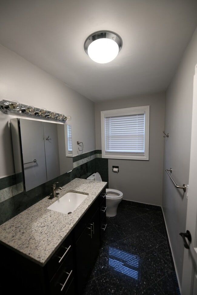 Building Photo - 2739 W Glenlake Ave