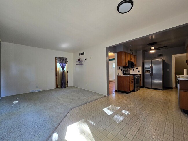 Building Photo - Hidden Gem - 4 Beds | 2.5 Baths | 2-Car Ga...