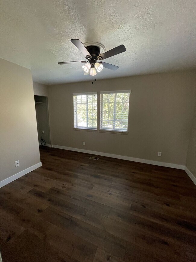 Building Photo - Beautiful 2 bed in Clearfield!