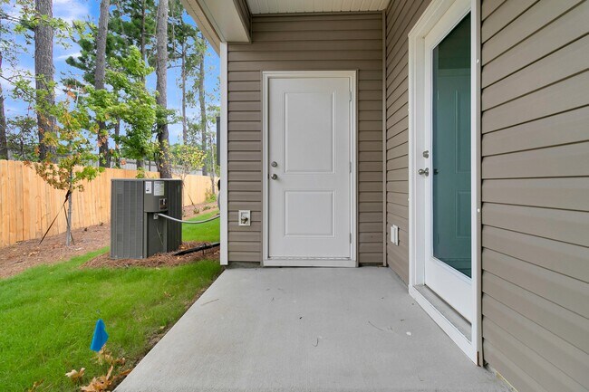 Building Photo - 502 Twin Rivers Dr