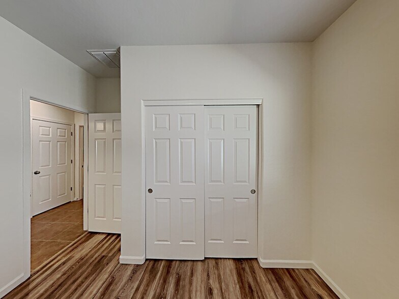 Building Photo - 868 Basswood Ave