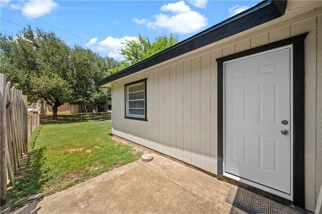 Building Photo - 1419 Hillside Dr