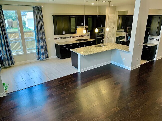 Building Photo - Gorgeous 5 bedroom home. Spacious and Elegant!