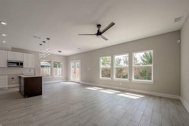 Building Photo - 8128 Chateau St