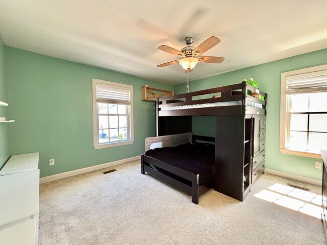 Building Photo - Spacious 4-Bedroom Home in Portsmouth