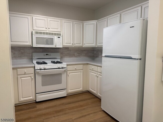 Building Photo - 3102 Cleveland Ln