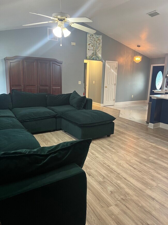 Building Photo - 701 SW Sarazen Ave