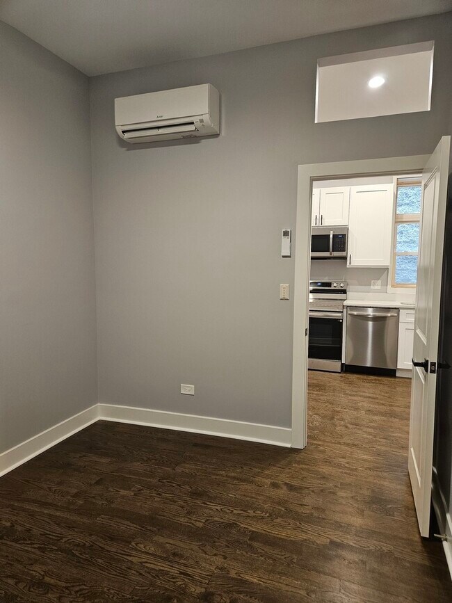 Building Photo - 831 S Western Ave