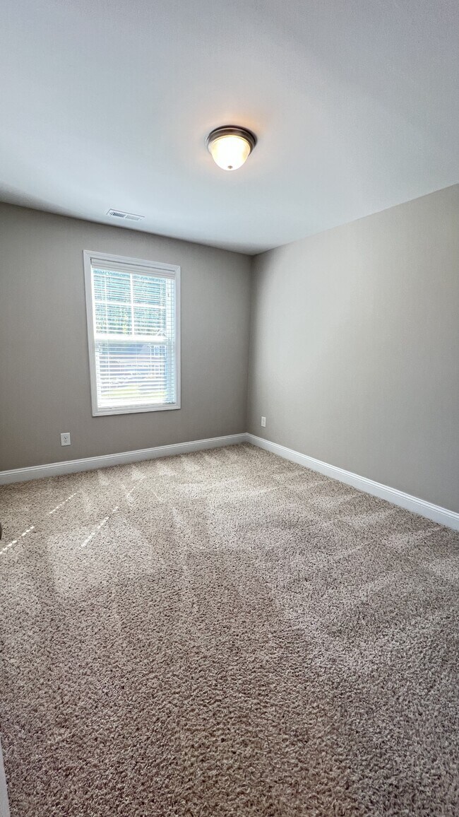 Building Photo - 550 Hampstead Pl