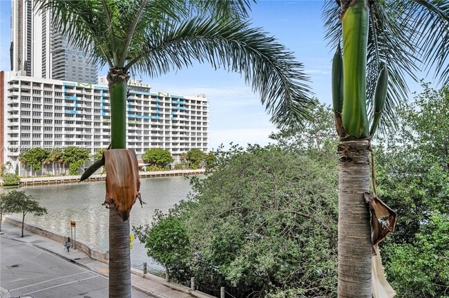 Building Photo - 2000 N Bayshore Dr