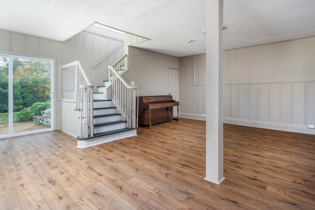Building Photo - 1002 Woodbine Rd