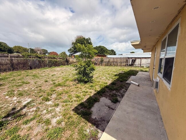 Building Photo - 1604 Zephyr Ave