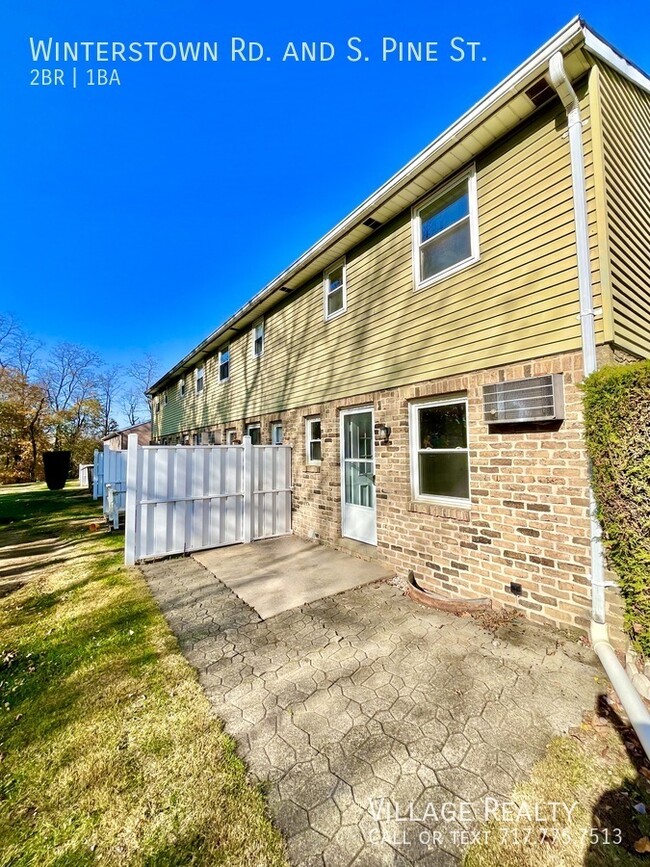 Building Photo - End Unit! New kitchen and flooring! Large ...