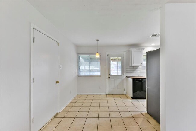 Building Photo - 8402 Romney Rd