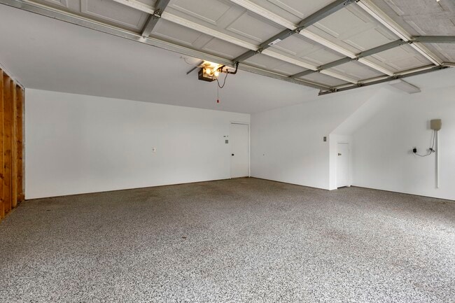 Building Photo - 6 E Cottage Green St
