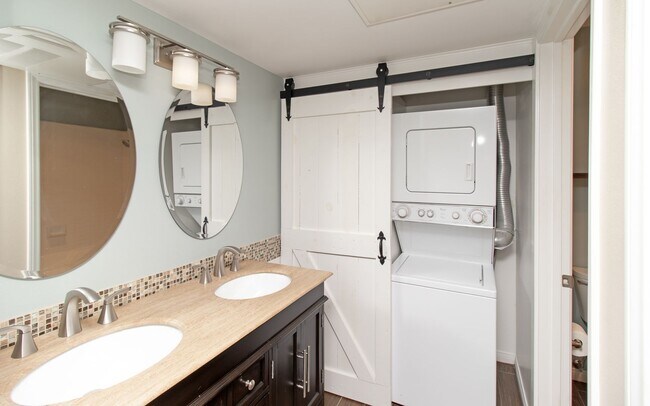 Building Photo - Welcome to this charming 1-bedroom, 1-bathroom home located in the desirable Carlsbad, CA