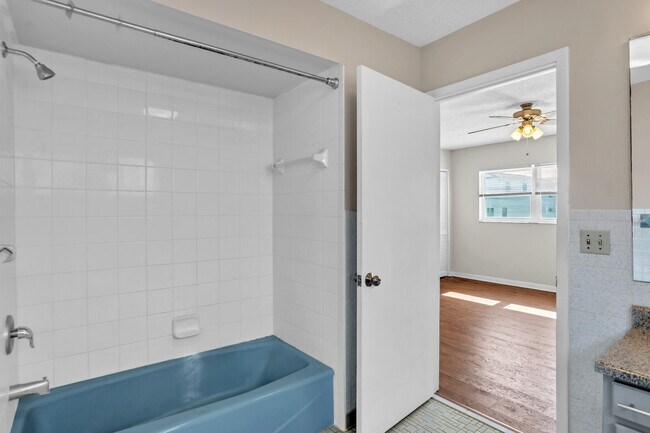 Building Photo - 208 Hopkins St