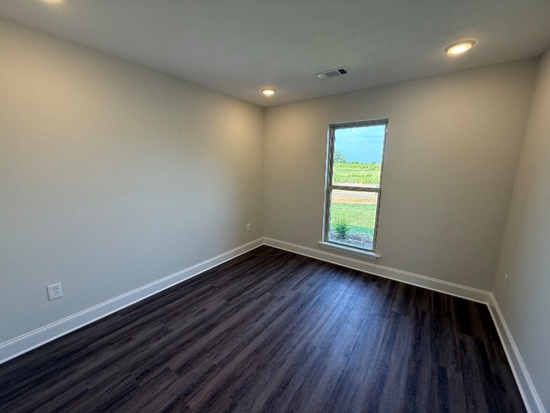 Building Photo - 124 Madisonville Dr