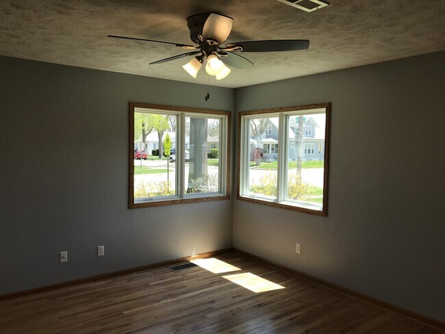 Building Photo - 2 bedroom Duplex