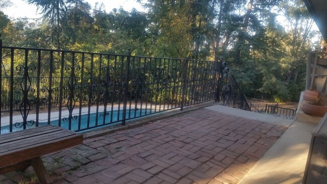 Building Photo - Spacious Duplex in South Redlands with Pool Access