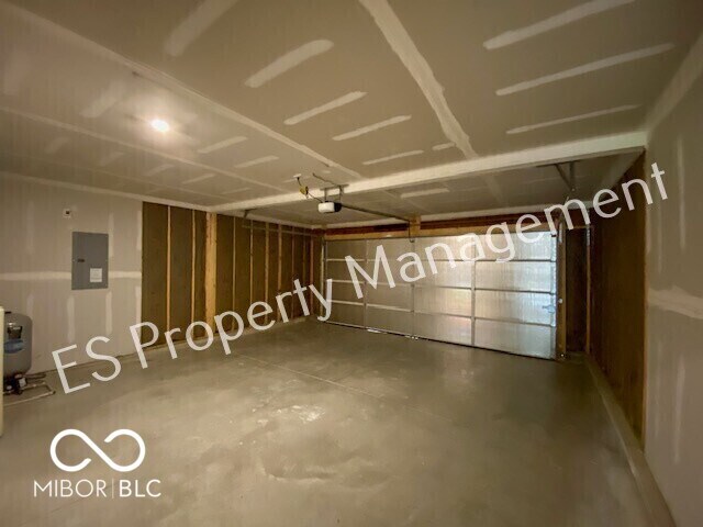 Building Photo - 2913 W Kings Cyn Dr